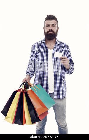 Der Cyber Monday ist der größte Einkaufstag. Shopper mit Papiertüten und Karte am Cyber Monday. Hipster, der am Cyber Monday mit Kreditkarte bezahlt Stockfoto