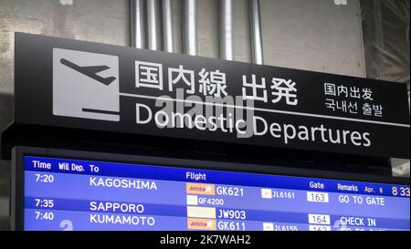 Tokio, Japan – 8. April 2015. Abfahrtschild in Narita Airport, Tokyo. Narita Flughafen ist ein internationaler Flughafen, der den Großraum Tokyo von Ja bedient Stockfoto