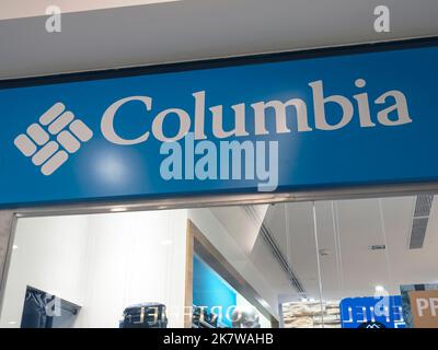 Funchal, Portugal - 23. Oktober 2021: Schild Columbia Sportswear. Guess ist eine amerikanische Bekleidungsmarke und -Einzelhandelskette Stockfoto