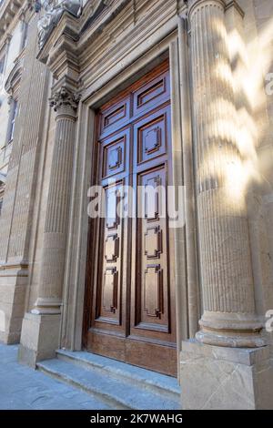 Alte braune Holztür in Italien Stockfoto