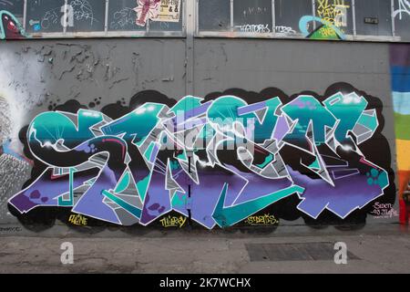 Graffiti-Schreiben in den ROHEN Geländen, Friedrichshain, Berlin Stockfoto