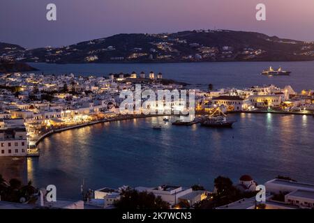 Erhöhter Blick auf die Insel Mykonos während der Sommerdämmerung Stockfoto