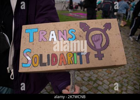 Ein Transgender-Protestler hält bei einer Demonstration gegen Terfs in Berlin ein Transsolidaritätszeichen hoch Stockfoto