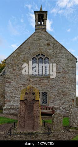 Die Westansicht des Aberlemno 2 Sculptured Stone im Kirkyard der örtlichen Kirche, mit seinem Keltischen Kreuz, unter dem Glockenturm. Stockfoto