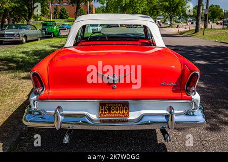 Falcon Heights, MN - 19. Juni 2022: Hochperspektivische Rückansicht eines 1955 Plymouth Belvedere Cabriolets auf einer lokalen Automobilausstellung. Stockfoto