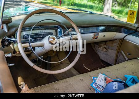 Falcon Heights, MN - 19. Juni 2022: Hochperspektivische Detailansicht eines 1955 Cadillac Series 62 Hardtop Coupés auf einer lokalen Automobilmesse. Stockfoto