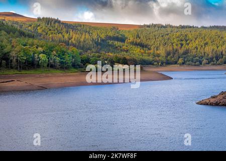 Ein Blick über das Ladybower Reservoir mit einem niedrigen Wasserstand im Peak Distict National Park, Derbyshire Stockfoto