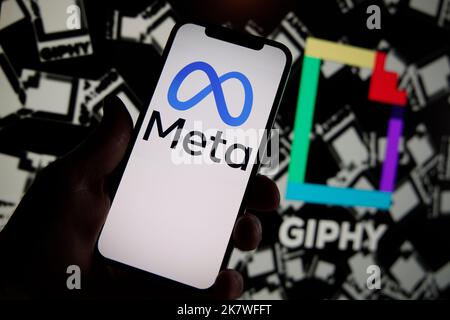Das Meta-Logo ist auf diesem Illustrationsfoto am 19. Oktober 2022 in Warschau, Polen, mit dem Giphy-Logo im Hintergrund zu sehen. Die Facebook-Muttergesellschaft Meta wurde mit dem Verkauf der GIF-Erstellungs-Website Giphy beortet, nachdem die Wettbewerbs- und Marktbehörde über wettbewerbsrechtliche Bedenken entschieden hatte. (Foto von Jaap Arriens / Sipa USA) Stockfoto