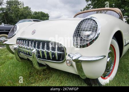 GROSSE POINTE SHORES, MI/USA - 16. JUNI 2013: Ein 1954 Chevrolet Corvette Auto, EyesOn Design Car Show, Edsel & Eleanor Ford House, in der Nähe von Detroit. Stockfoto