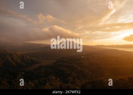 Blick auf den Gunung Batur - aktiven Vulkan in Bali, Indonesien. Stockfoto