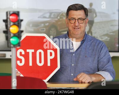 Viersen, Deutschland. 19. Oktober 2022. Fahrlehrer Horst Wintgen sitzt im Übungsraum seiner Fahrschule mit Ampel und Verkehrsschild. An den Nordrhein-westfälischen Fahrschulen herrscht Prüfungschaos. TÜV-Rheinland führt Samstagsprüfungen ein, um lange Wartezeiten zu reduzieren. Quelle: Roland Weihrauch/dpa/Alamy Live News Stockfoto