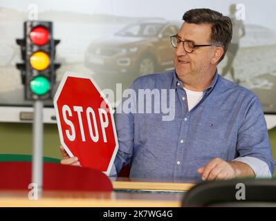 Viersen, Deutschland. 19. Oktober 2022. Fahrlehrer Horst Wintgen sitzt im Übungsraum seiner Fahrschule mit Ampel und Verkehrsschild. An den Nordrhein-westfälischen Fahrschulen herrscht Prüfungschaos. TÜV-Rheinland führt Samstagsprüfungen ein, um lange Wartezeiten zu reduzieren. Quelle: Roland Weihrauch/dpa/Alamy Live News Stockfoto