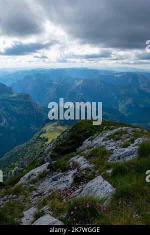 Bergrücken mit Blick auf die umliegenden Berge. Stockfoto
