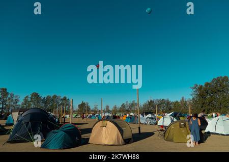 Heißluftballons über dem Andancas Festival 2022 Campingplatz in Campinho, Alentejo, Portugal Stockfoto