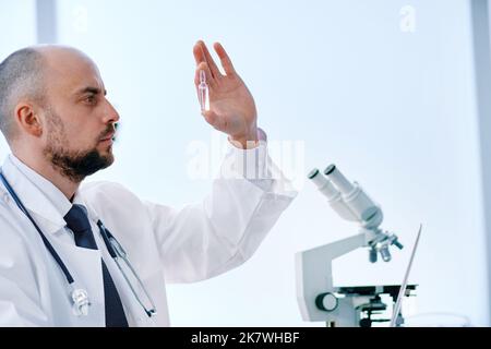 Nahaufnahme. Der Forscher führt Tests im Labor durch. Stockfoto