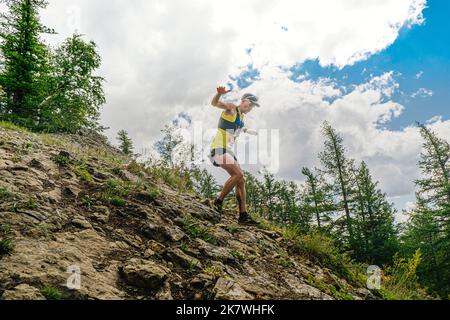 Bannoe, Russland - 31. Juli 2022: Männlicher Läufer läuft im MMK Wild Trail steil bergab Stockfoto