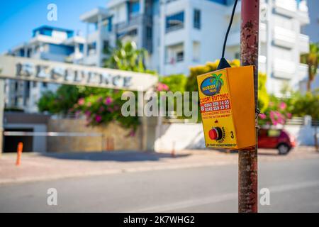 Antalya, Türkei - 26. September 2022: Taxiservice vor der Straße von Antalya, Türkei Stockfoto