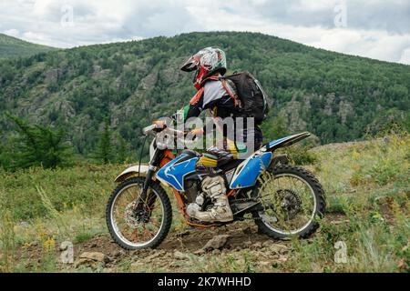 Bannoe, Russland - 31. Juli 2022: Motorradfahrer auf Bergpiste Stockfoto