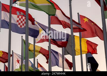 Die Flag Plaza zeigt 119 Flaggen aus Ländern mit zugelassenen diplomatischen Missionen, darunter Flaggen der EU, der UN und des GCC. Stockfoto