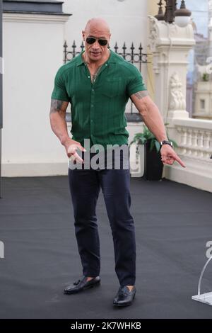 Madrid, Spanien. 19. Oktober 2022. Darsteller Dwayne Johnson posiert während der Fotozelle zur Präsentation des Films 'BLACK ADAM' in Madrid. (Foto: Atilano Garcia/SOPA Images/Sipa USA) Quelle: SIPA USA/Alamy Live News Stockfoto