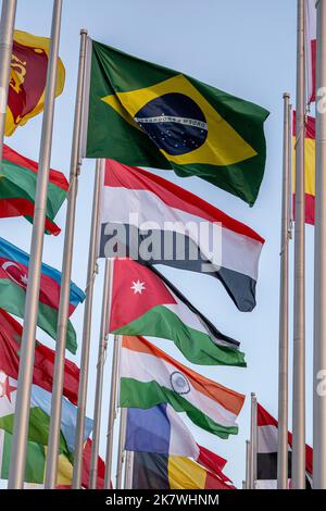 Die Flag Plaza zeigt 119 Flaggen aus Ländern mit zugelassenen diplomatischen Missionen, darunter Flaggen der EU, der UN und des GCC. Stockfoto