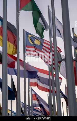 Die Flag Plaza zeigt 119 Flaggen aus Ländern mit zugelassenen diplomatischen Missionen, darunter Flaggen der EU, der UN und des GCC. Stockfoto