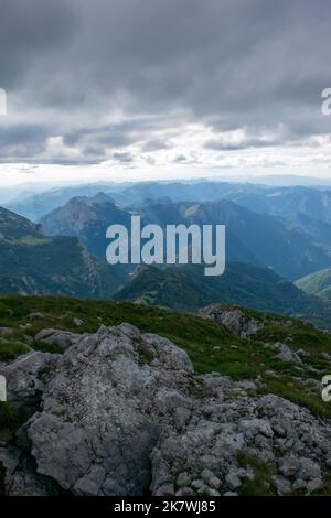 Panoramablick auf die Berge an einem bewölkten Tag. Stockfoto