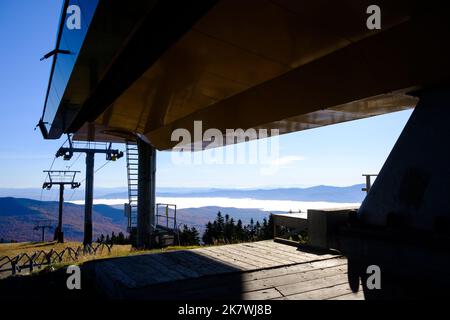 Skilift im Herbst auf Mt. Mansfield, Stowe, VT, New England, USA, Der höchste Berg in Vermont. Stockfoto