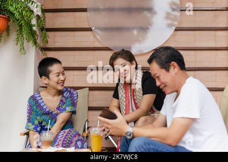 Freunde hatten eine tolle Zeit am Lächeln und tranken Kaffee und Saft im Café. Stockfoto