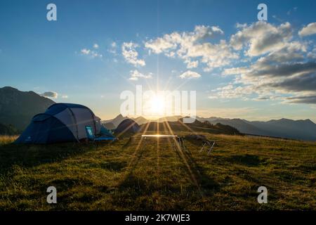 Zeltcamping in unberührter Bergnatur. Stockfoto