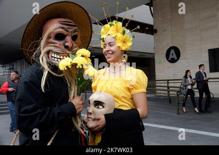 18. Oktober 2022, Mexiko-Stadt, Mexiko: Die Integranten des Quetzal Tohua Huatusco, verkleidet als Hommage an den Tod, bieten einen folkloristischen Tanz an, um das Xantolo Festival im Bundesstaat Veracruz im Rahmen des Tages der Toten in der Abgeordnetenkammer zu fördern. Am 18. Oktober 2022 in Mexiko-Stadt, Mexiko (Foto: Luis Barron/Eyepix Group/Sipa USA) Stockfoto