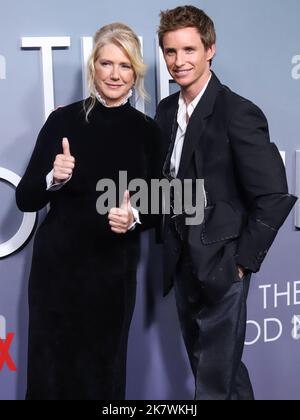 New York City, Usa. 18. Oktober 2022. MANHATTAN, NEW YORK CITY, NEW YORK, USA - 18. OKTOBER: Amy Loughren und der englische Schauspieler Eddie Redmayne kommen zur New York Special Screening of Netflix's 'The Good Nurse', die am 18. Oktober 2022 im Pariser Theater in Manhattan, New York City, New York, USA, stattfand. (Foto von Jordan Hinton/Image Press Agency) Quelle: Image Press Agency/Alamy Live News Stockfoto