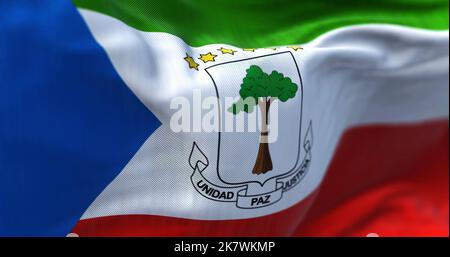 Nahaufnahme der im Wind wehenden Nationalflagge Äquatorialguineas. Die Republik Äquatorialguinea ist ein zentralafrikanischer Staat. Texturierter AC-Stoff Stockfoto