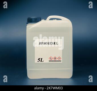 Biokraftstoff im chemischen Labor in Glasflasche Biodiesel Stockfoto