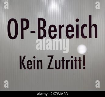 19. Oktober 2022, Sachsen-Anhalt, Wernigerode: Blick auf den Eingang eines Operationssaals. Erstmals wurde ein moderner Operationssaal mit einzigartiger technischer Ausstattung präsentiert. Der Hybrid-Operationssaal ermöglicht es, komplizierte Gefäßoperationen mittels Katheterverfahren durchzuführen und den Fortschritt der Operation und den Erfolg der Behandlung direkt während dieses Eingriffs mit Hilfe von Röntgenbildern zu überprüfen. Darüber hinaus verfügt der Raum über die höchste Luftreinheitsklasse 1a. Dies ist derzeit weder Standard noch obligatorisch für Operationssäle. Für Ärzte, die sehr hig Stockfoto