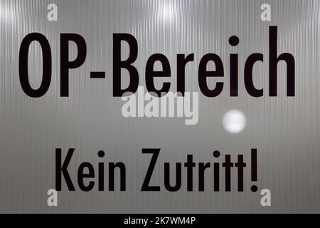 19. Oktober 2022, Sachsen-Anhalt, Wernigerode: Blick auf den Eingang eines Operationssaals. Erstmals wurde ein moderner Operationssaal mit einzigartiger technischer Ausstattung präsentiert. Der Hybrid-Operationssaal ermöglicht es, komplizierte Gefäßoperationen mittels Katheterverfahren durchzuführen und den Fortschritt der Operation und den Erfolg der Behandlung direkt während dieses Eingriffs mit Hilfe von Röntgenbildern zu überprüfen. Darüber hinaus verfügt der Raum über die höchste Luftreinheitsklasse 1a. Dies ist derzeit weder Standard noch obligatorisch für Operationssäle. Für Ärzte, die sehr hig Stockfoto