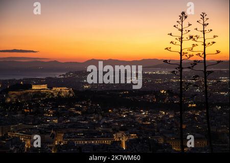 Blick auf die Akropolis von Athen mit dem Parthenon vom Berg Lycabettus nach Sonnenuntergang. Stockfoto