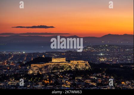 Blick auf die Akropolis von Athen mit dem Parthenon vom Berg Lycabettus nach Sonnenuntergang. Stockfoto