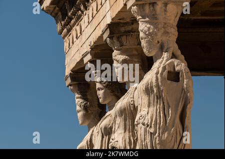 Detail der Veranda der Maidens (oder Caryatid Veranda) vom Erechtheion (auch bekannt als Tempel der Athene Polias) in der Akropolis von Athen. Stockfoto