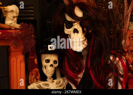 Mutter und Kind Skelette lächeln für ein Halloween Foto Stockfoto