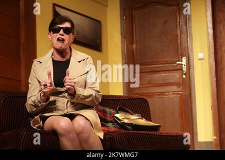 Samantha Benoit. pièce de Théâtre : 'La Soeur du Grec'. Comédie d'Eric Delcourt. Mise en scène par Jean-Luc Moreau. 31 ème Festival Mont-Blanc Humor. Stockfoto