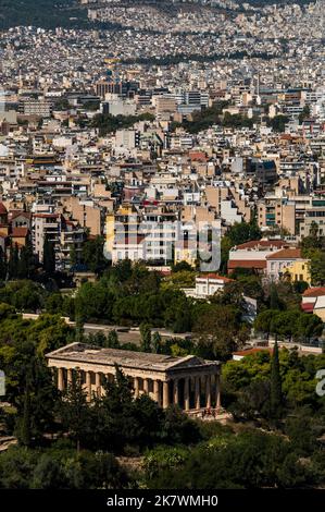 Blick auf den Hephaisteion-Tempel (oder Hephaisteion), der sich an der nordwestlichen Seite der Agora von Athen befindet, von der Akropolis von Athen aus gesehen. Stockfoto