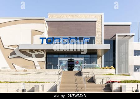 Topgolf verfügt über drei Etagen mit Driving Range Bays und ist ein unterhaltsamer Unterhaltungskomplex für alle Altersgruppen. Stockfoto