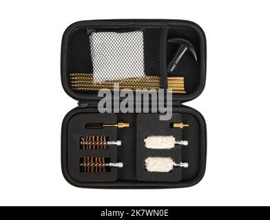 Ein Set zur Reinigung von Waffen in einem schwarzen Gehäuse isoliert auf weißem Hintergrund. Waffenpflegewerkzeuge. Stockfoto