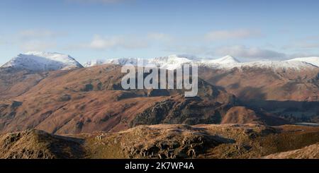 Die helvellyn Ridge aus Boredale Haus im Winter, im englischen Lake District Stockfoto