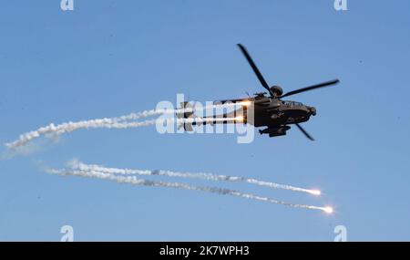 Yeoju, Südkorea. 19. Oktober 2022. Ein Apache-Hubschrauber aus dem Jahr AH64 fliegt am 19. Oktober 2022 über eine schwimmende Brücke, die während einer Flusskreuzungsübung in Yeoju, südlich von Seoul, Südkorea, über den Nam Han-Fluss aufgebaut wurde. (Foto: Lee Young-ho/Sipa USA) Quelle: SIPA USA/Alamy Live News Stockfoto