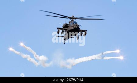 Yeoju, Südkorea. 19. Oktober 2022. Ein Apache-Hubschrauber aus dem Jahr AH64 fliegt am 19. Oktober 2022 über eine schwimmende Brücke, die während einer Flusskreuzungsübung in Yeoju, südlich von Seoul, Südkorea, über den Nam Han-Fluss aufgebaut wurde. (Foto: Lee Young-ho/Sipa USA) Quelle: SIPA USA/Alamy Live News Stockfoto