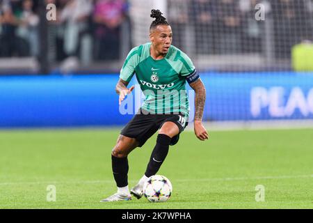 Turin, Italien. 05. Oktober 2022. TURIN, ITALIEN - 05. OKTOBER: Tjaronn Chery von Maccabi Haifa kontrolliert den Ball während des UEFA Champions League-Spiel der Gruppe H zwischen Juventus und dem FC Maccabi Haifa am 5. Oktober 2022 im Allianz Stadium in Turin, Italien. (Marcio Machado/SPP) Quelle: SPP Sport Press Foto. /Alamy Live News Stockfoto