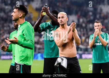 Turin, Italien. 05. Oktober 2022. TURIN, ITALIEN - 05. OKTOBER: Omer Atzili von Maccabi Haifa dankt den Fans für ihr Ansehen beim UEFA Champions League-Spiel der Gruppe H zwischen Juventus und dem FC Maccabi Haifa am 5. Oktober 2022 in Turin, Italien. (Marcio Machado/SPP) Quelle: SPP Sport Press Foto. /Alamy Live News Stockfoto