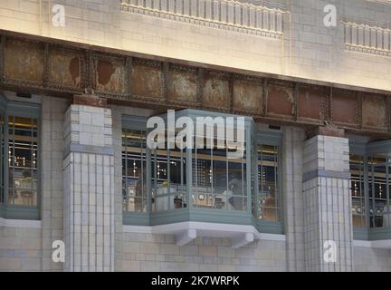 Inneneinrichtung der Turbine Hall A im neu renovierten Battersea Power Station, London, Großbritannien. Eröffnet Im Oktober 2022. Zeigt Fenster zum Schaltraum. Stockfoto
